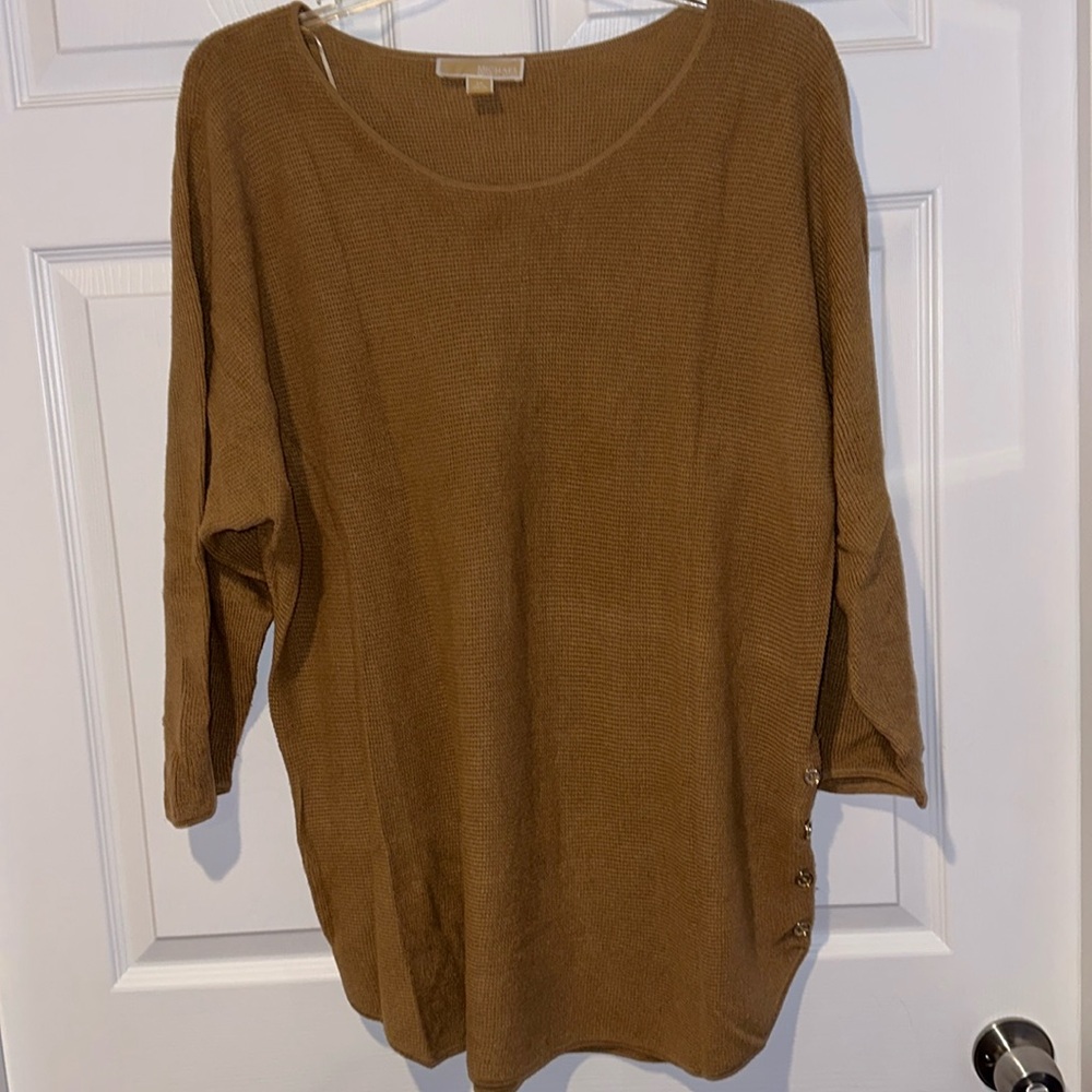 Gently Worn Women’s Michael Kors Brown Shirtail Sweater w/ Gold Button Accent-2X